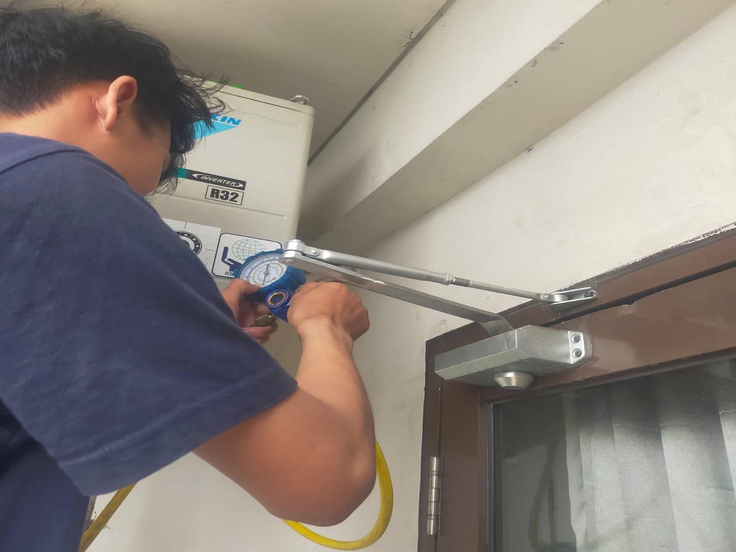 Teknisi dan alat servis AC